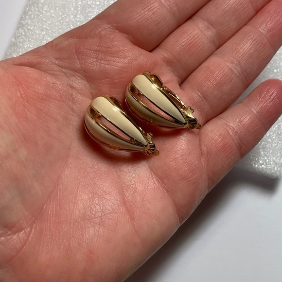 Vintage 1950's Tifari Earrings Cream Gold Tone Petal Drop Clip On 1 inch Jewelry - Picture 12 of 12